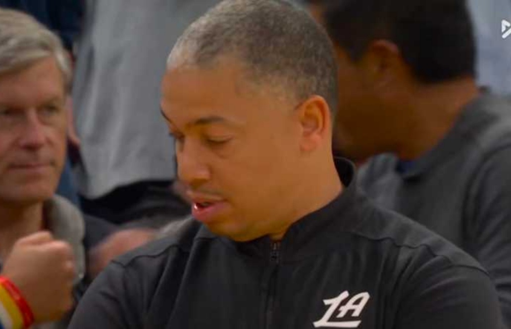 一个休赛期我们的教练干了什么？休赛期阵容早早就确定了，还得要常规赛二十场去现找阵