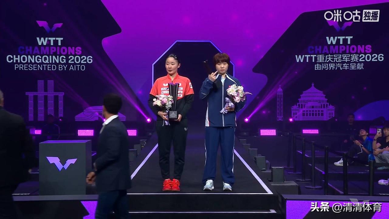 跟张本美和合影环节，蒯曼是一脸严肃！好好研究一下美和吧，把自己的变化在她之前变出