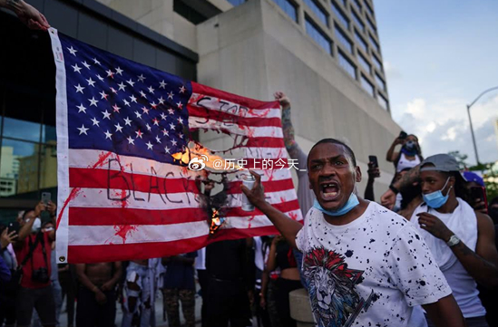 #文史资料#星条旗保护焚烧他的人！1984年8月，美国总统大选前夕，共和党决定推