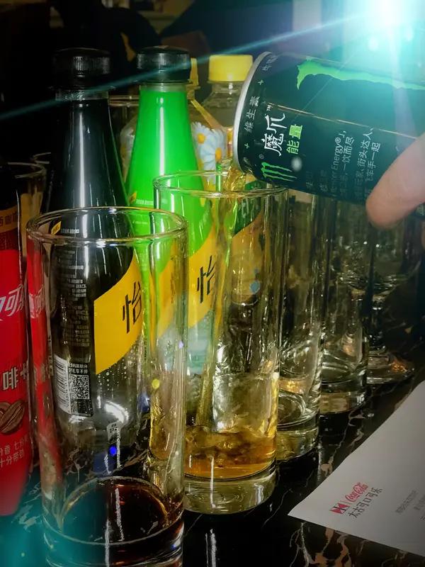 不认识的人免费请我喝酒，我基本不会喝。毕竟安全第一，陌生人的意图谁能摸透呢？要是