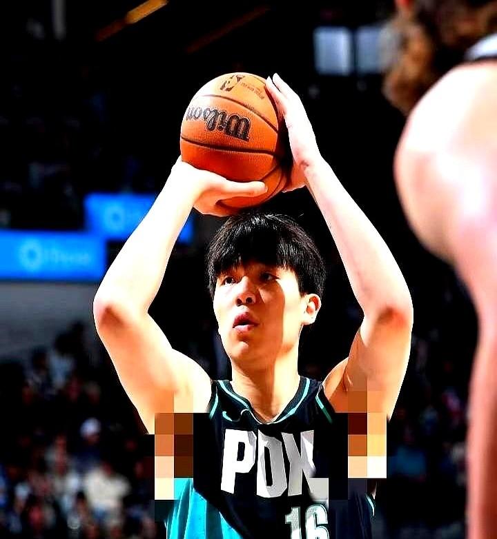 差点给我手机吓掉！杨瀚森都比肩库里了？

我还以为他干了啥惊天动地的大事……
