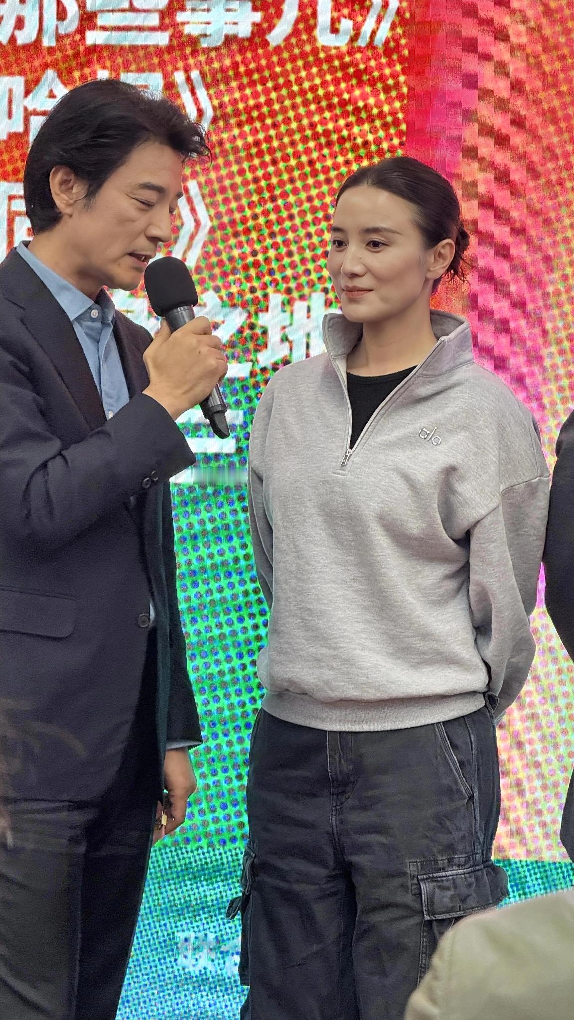 宋佳站在180男人面前很搭配
这个有机关干部气质的西装男
是刘威还是李光洁
分不