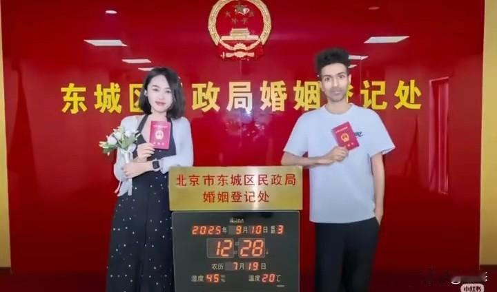 女子嫁给印度留学生，不知道女子看上男子什么了？男子看上去也不帅气，据说还是留学生