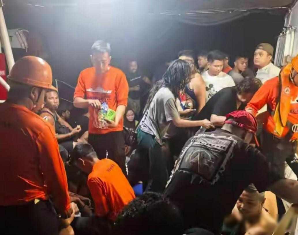 凌晨两点的海面，两艘船先后沉没，一边是获救者流泪道谢，一边是家属在码头守到天亮