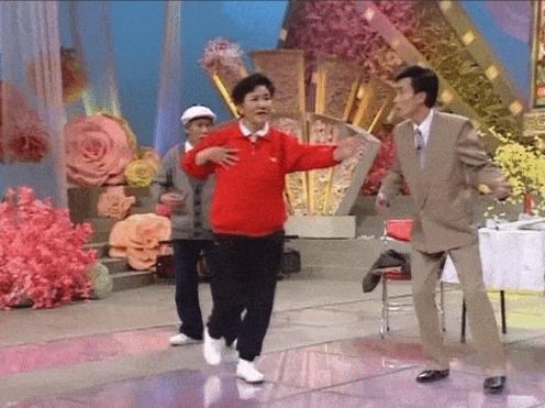 1964年，36岁的赵丽蓉因丈夫去世，独自拉扯两个孩子已经过了4年。大姑子劝她: