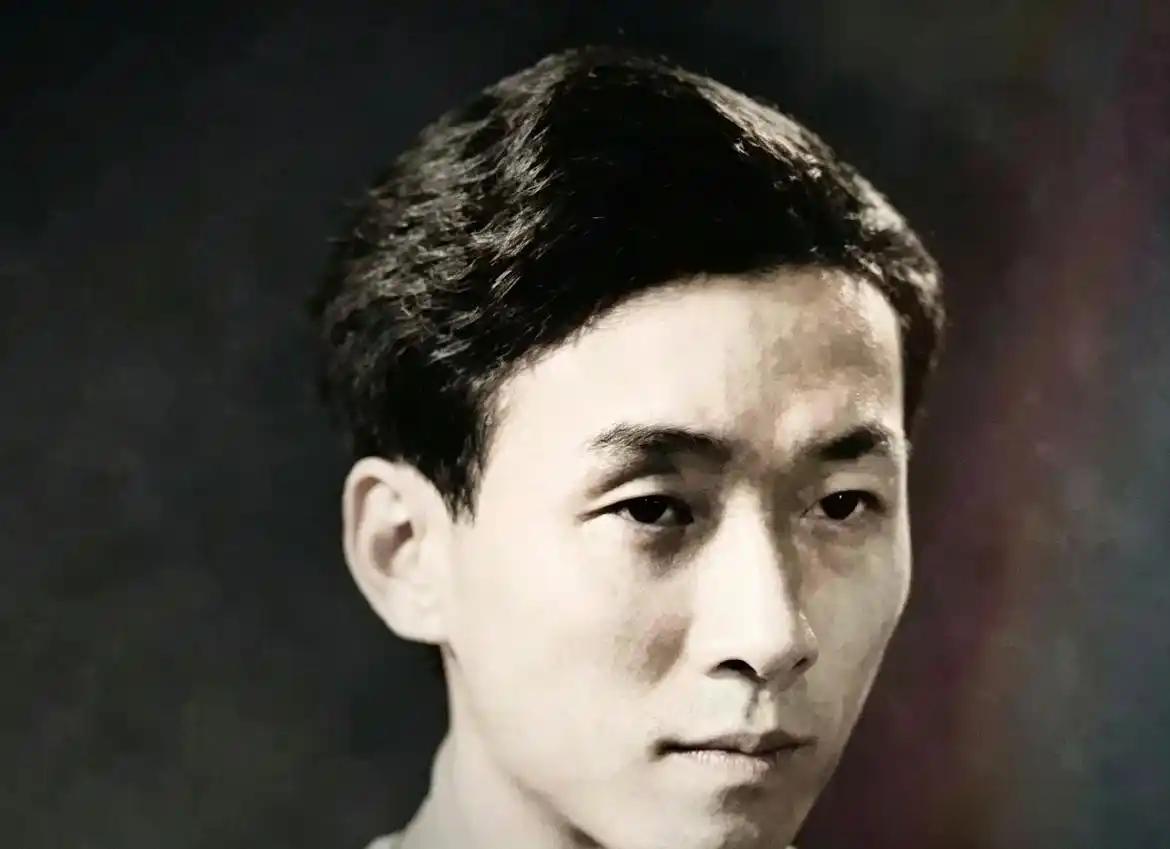 1978年，前上海公安局长扬帆失踪23年后在劳改农场被找到，他指着妻子和长子对管