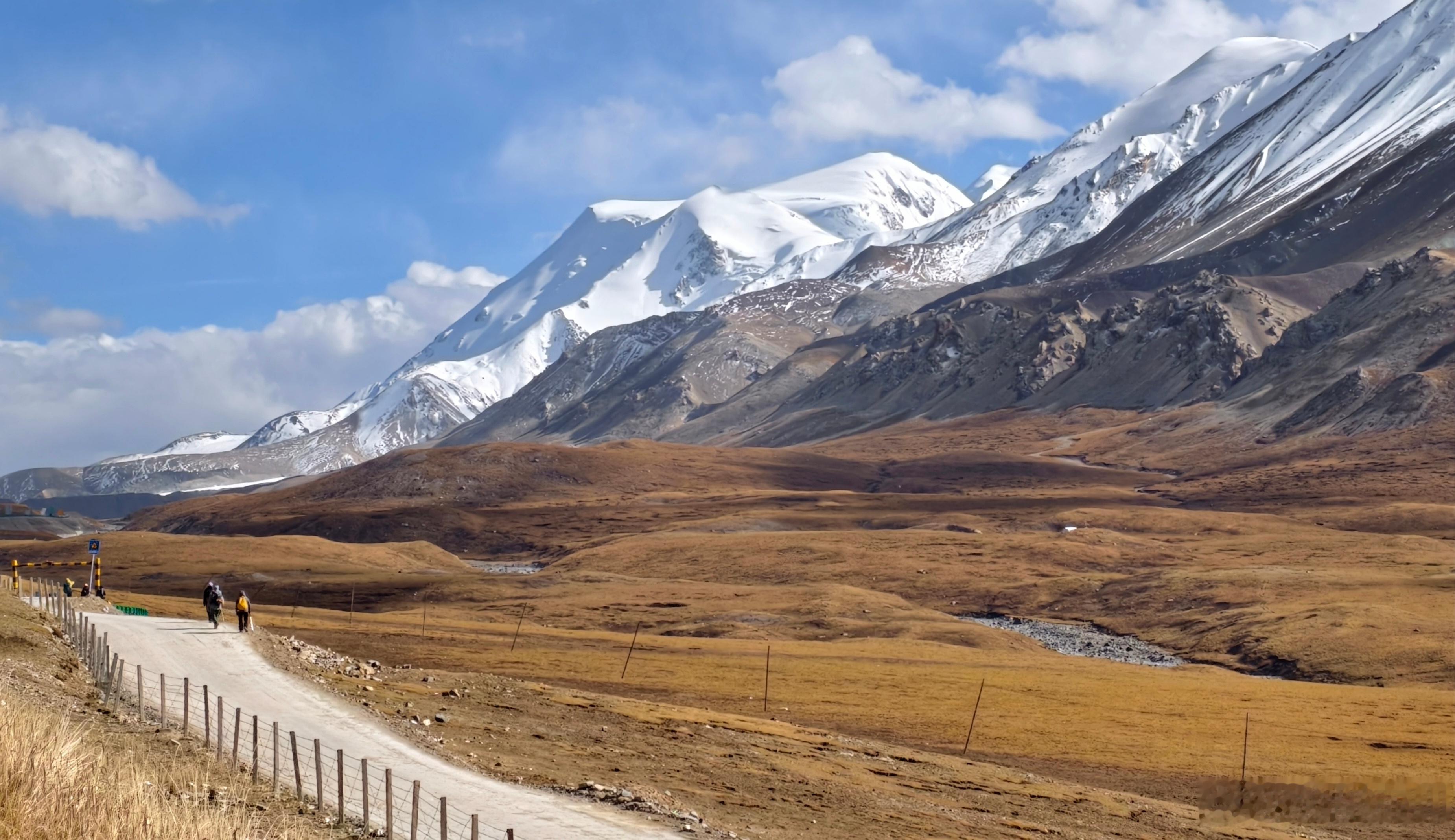 阿尼玛卿雪山，转山朝圣者络绎不绝。 