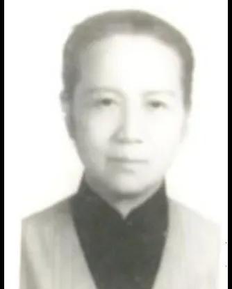 1951年，一名漂亮的女子带着奄奄一息的儿子在街头乞讨，路人装作看不见，情急之下