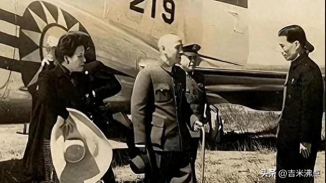 十吨石头被扔在泥沟里，黄金珠宝上了飞机，它们到底算不算宝贝？
石鼓是故宫的镇国之