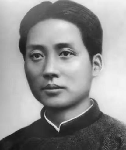 看到毛主席年轻时候的照片，再看看他儿子毛岸英的照片，笔者情不自禁流泪！

毛主席