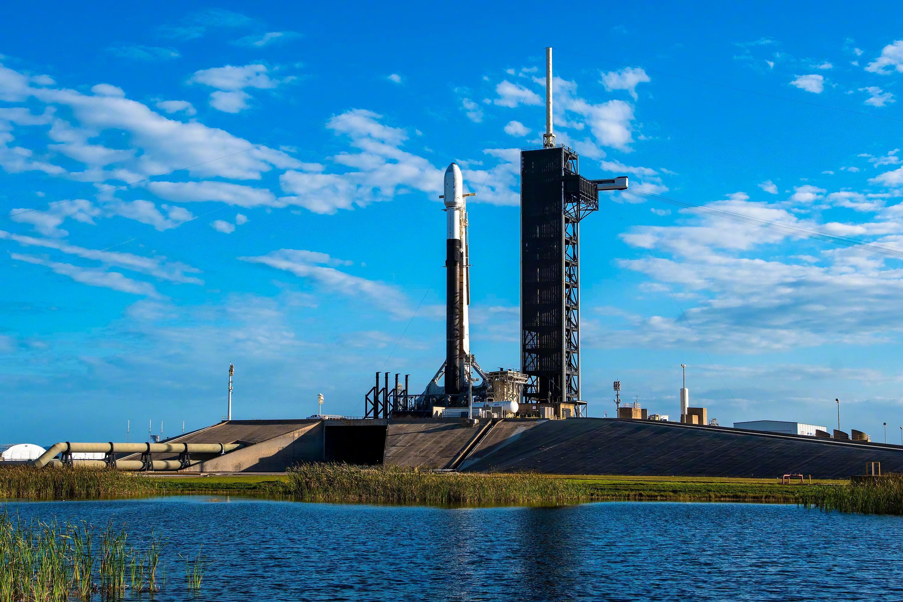 今天，SpaceX的四枚火箭矗立在发射台，分别是佛罗里达洲（2枚）、加利福尼州和