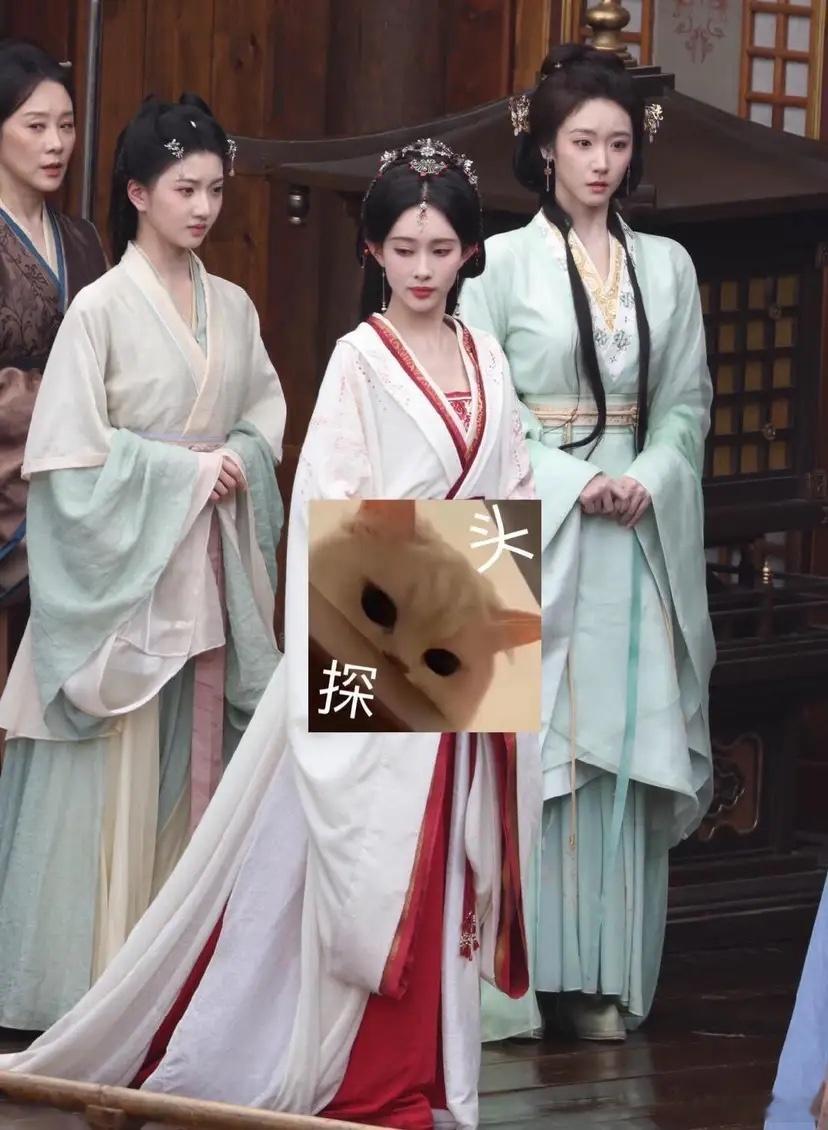 孟子义新剧路透，这是被旁边女配“艳压”了吗？单看图一，三个女生都好看，但孟和旁边