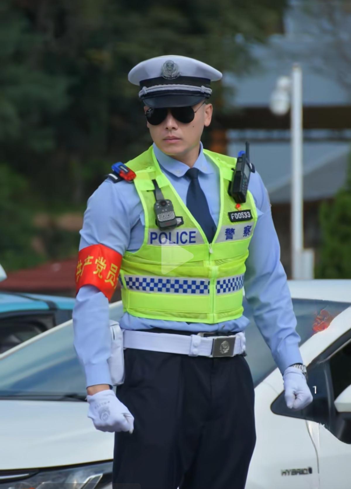 大连交警浑身充满男性力量，他身材魁梧高大，五官硬朗立体，他高挺的鼻，山根深邃，带