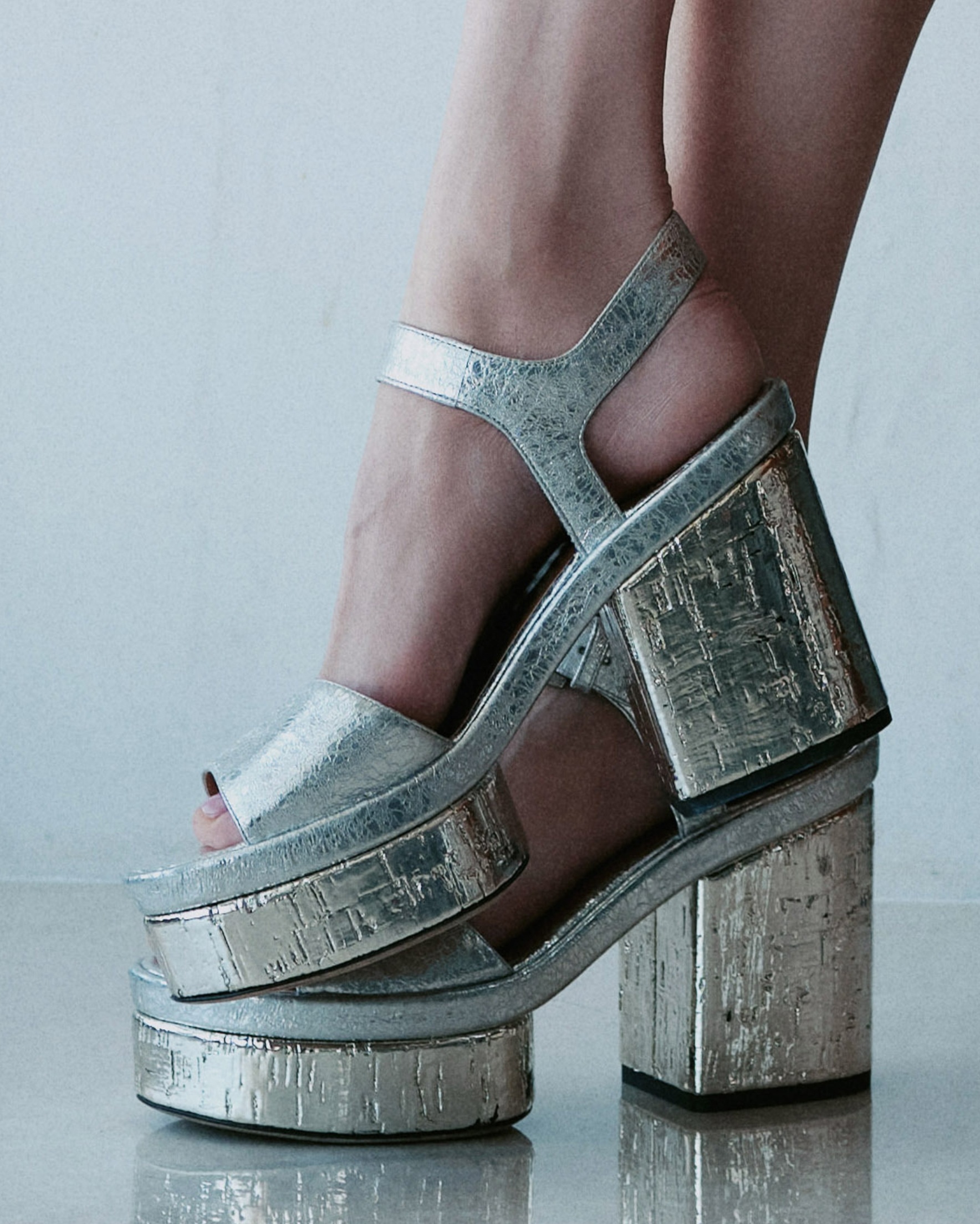 【关晓彤】👠：银色厚底一字带高跟凉鞋 ​​​