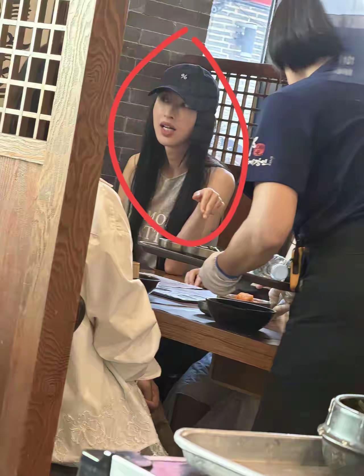 吃饭偶遇女明星，确实漂亮！皮肤太好了吧！