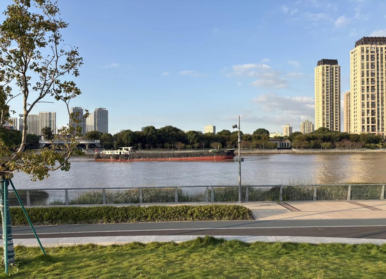 天冷了，那个没穿衣服的孩子，你还好么？
你仿佛我从未见到的一个孩子，在远方遭受着