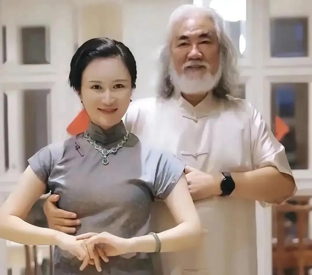 很多人都好奇杜星霖为何一直陪着张纪中，其实原因并不复杂。首先张纪中深耕影视圈多年