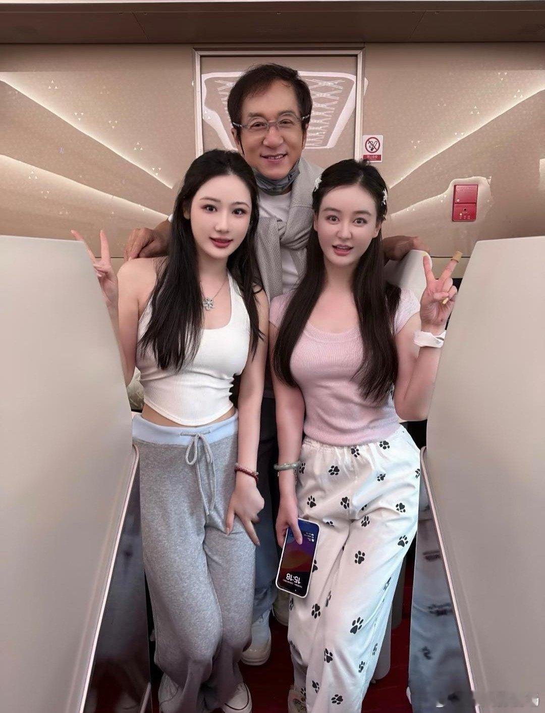 看得出来成龙多大了吗 ​​​