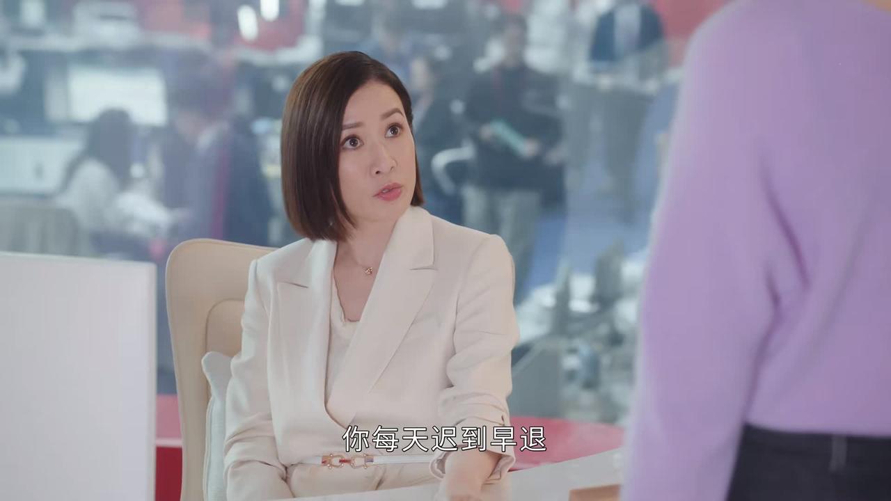 文慧心好暖啊。她批评许诗晴：你每天迟到早退，助导敢怒不敢言，你手头上的事都做不好