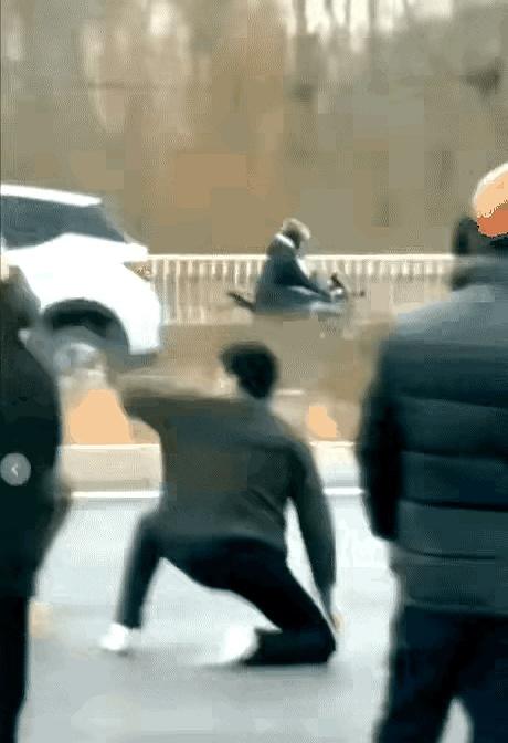 你见过谁开车开到一半，突然掏出锤子砸人头？
真·路怒症暴走现场！
这事儿最近在某