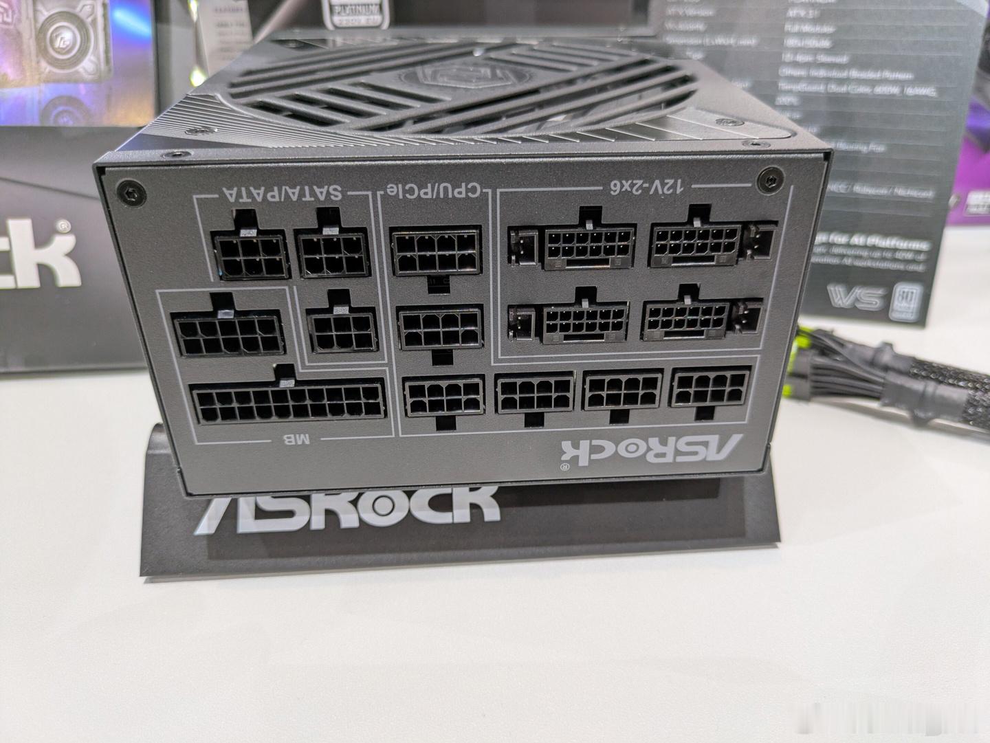据 ComputerBase，华硕与华擎不约而同地对自家消费级高端电源产品线进行