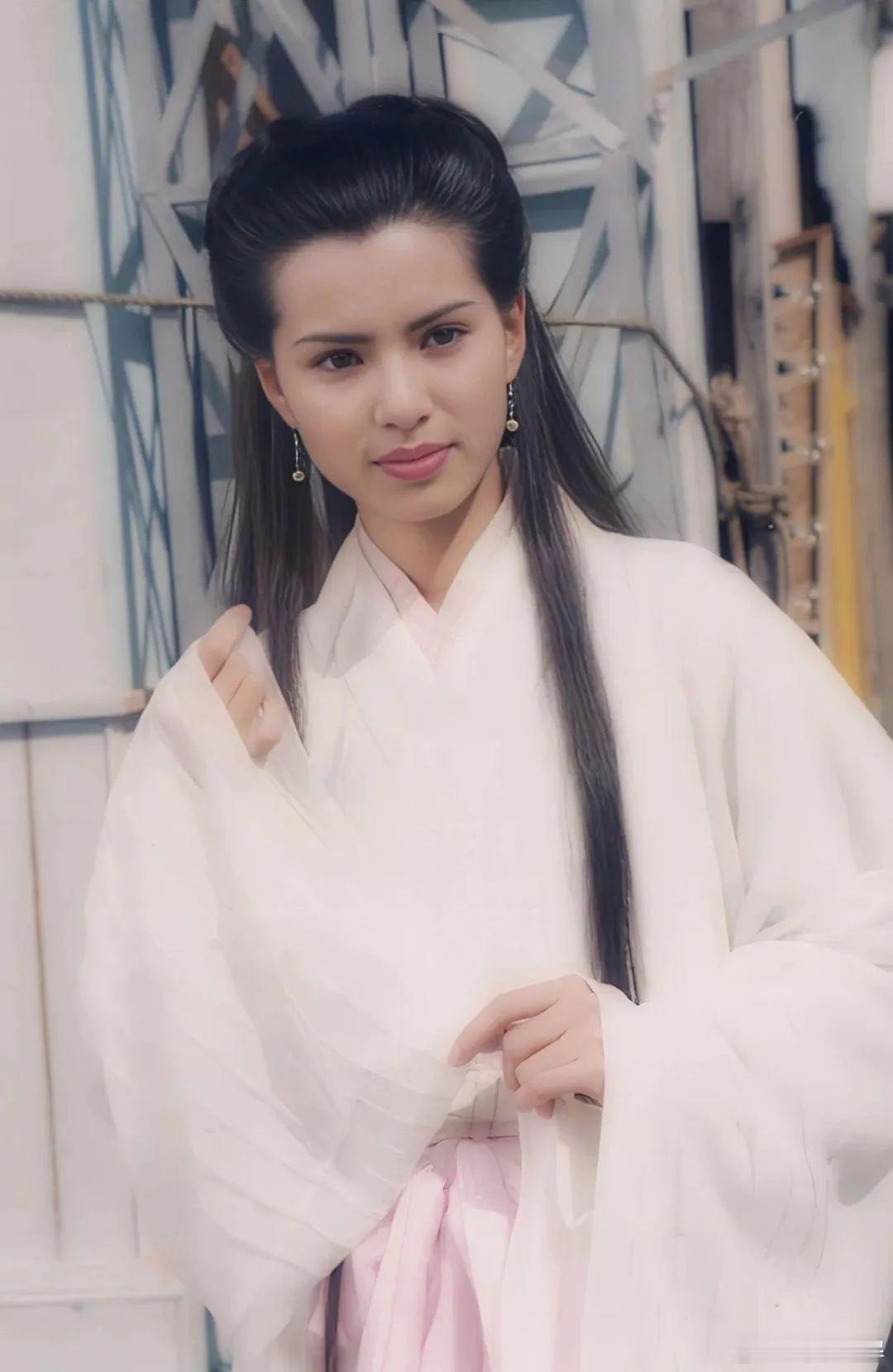 路过都忍不住多看几眼！古天乐站在“雕兄”中间的画面，瞬间把人拉回追剧的日子，当年