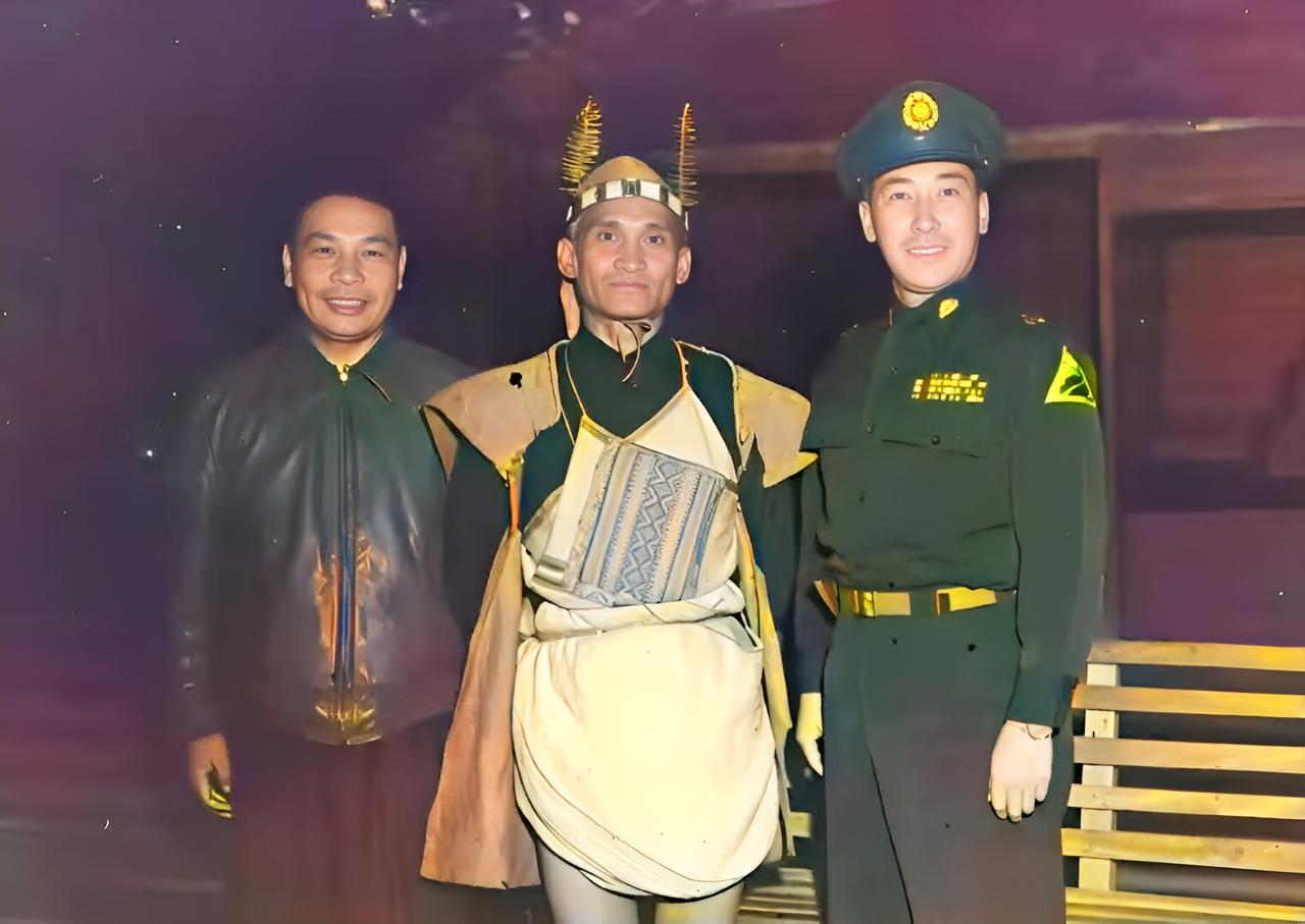 这是一九五零年蒋建丰与弟弟蒋建镐兄弟俩前往日月潭拜访当地的邵族酋长毛信孝。当时，
