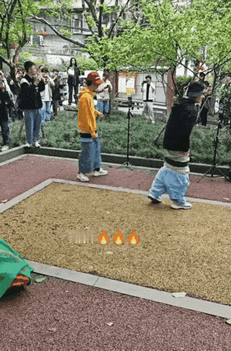 快来看，这里有几个日笼包，时尚可以不接地气，但是不能接监狱，这样的穿搭竟然是叫西
