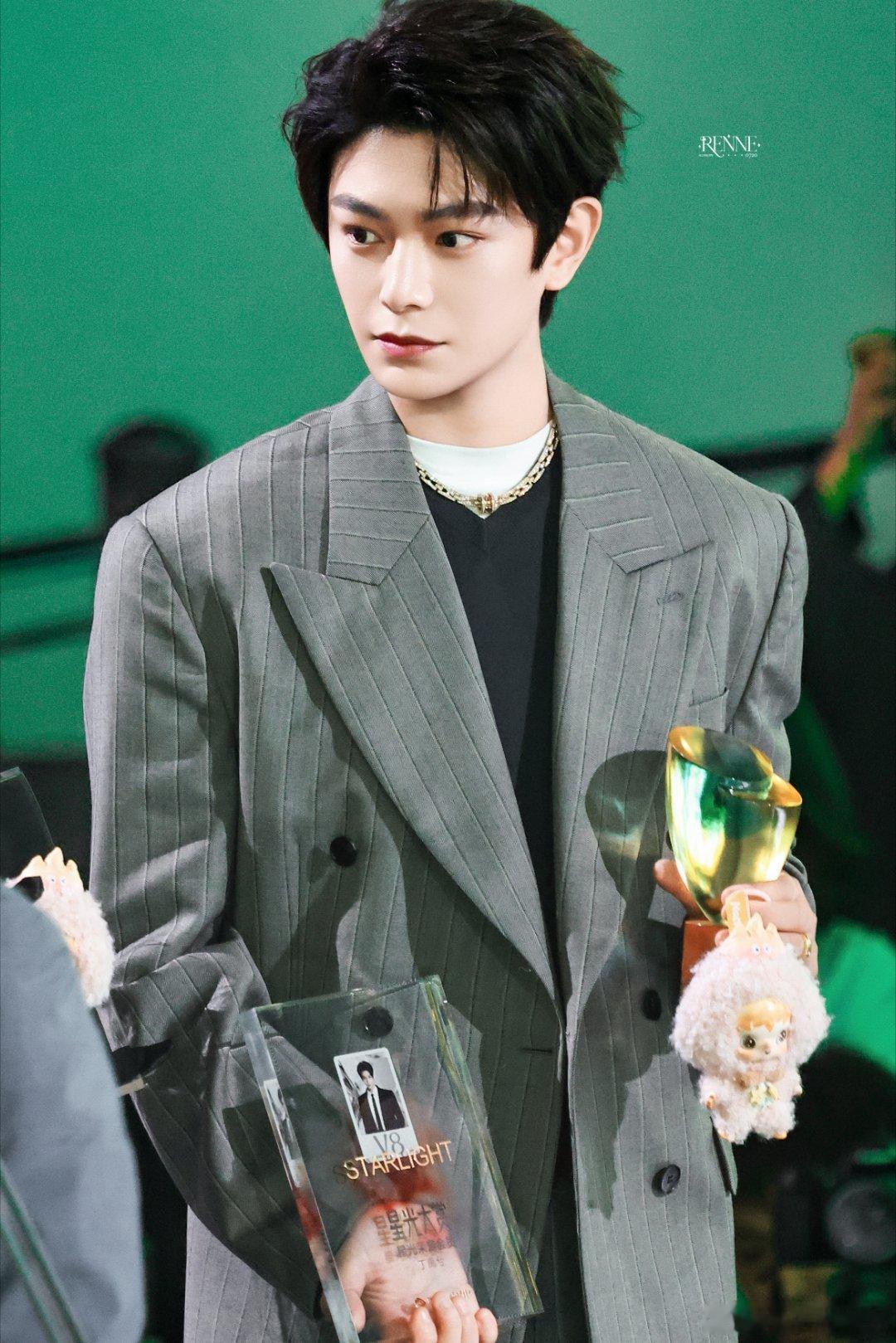 丁禹兮获奖发言 dyx丁禹兮获评三级演员职称 岁月如霜，迷蒙了世界光怪陆离却掩不