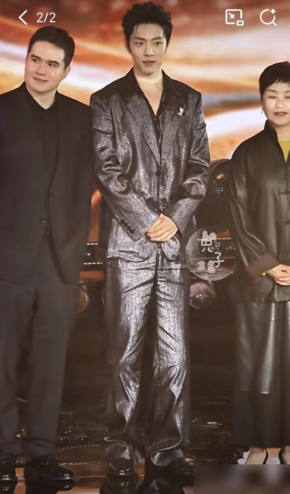 200多个群演，每人800块红包直接塞手里，肖战在《藏海传》片场疯了？
 
片场