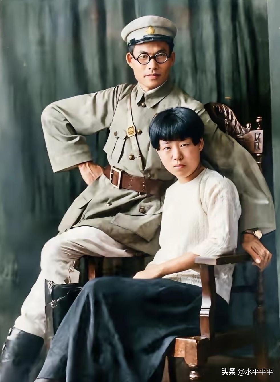 萧大将和第一任妻子朱仲芷的合影，时间是1927年。
朱仲芷的妹妹朱仲丽是王稼祥的