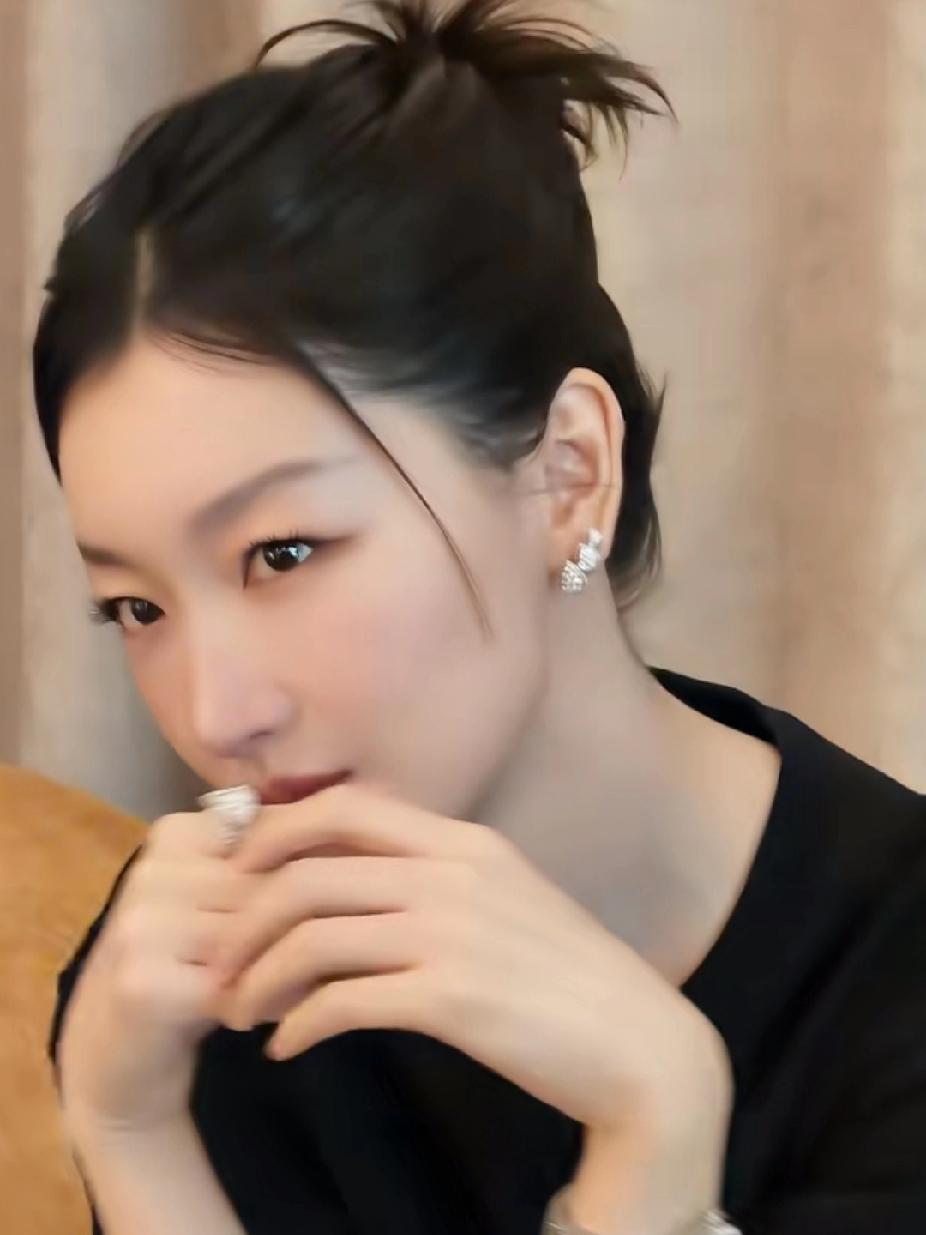 冬雨将长发轻轻挽起，利落清爽，温婉灵动。