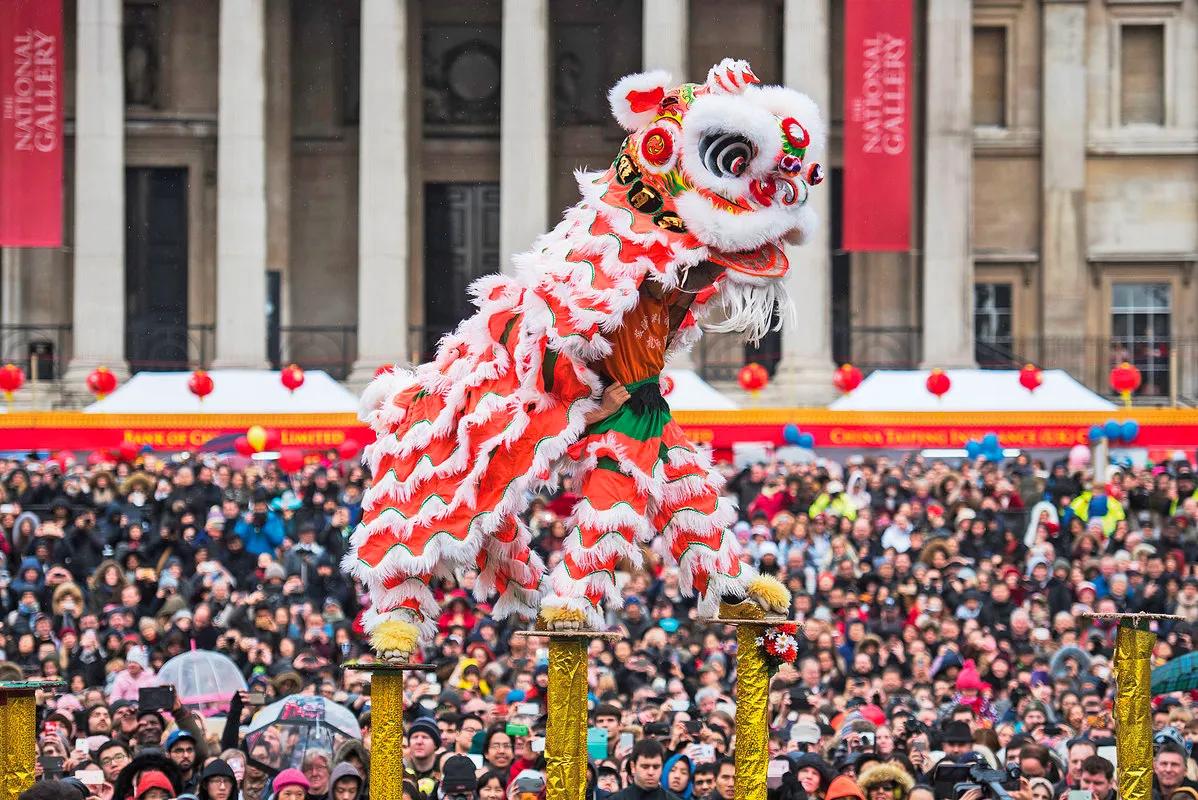 这么热闹的春节气氛，居然在伦敦？[我想静静]英国年味真浓啊！

大年初二也就是2