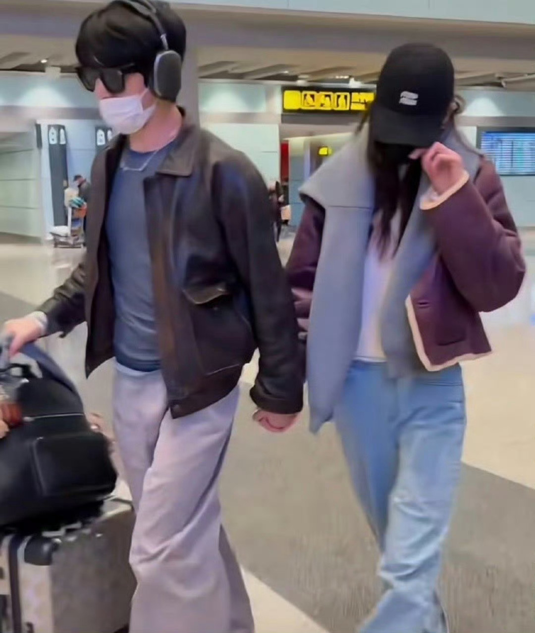 井柏然刘雯机场十指紧扣井柏然与刘雯近日现身机场，二人十指紧扣，互动自然大方。感情