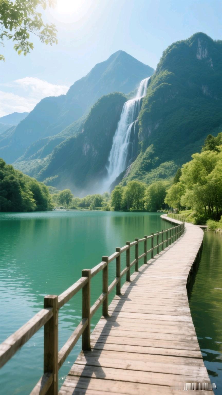 山间瀑布飞流直下，木桥蜿蜒入画来，静享自然之美。绝美瀑布风光 瀑布风光