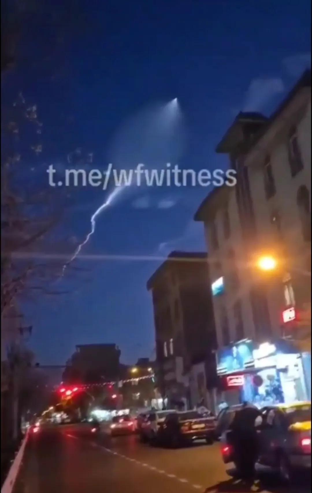 伊朗从西部城市大不里士附近向以色列发射高超声速导弹。
对以色列就要狠狠打，打到以