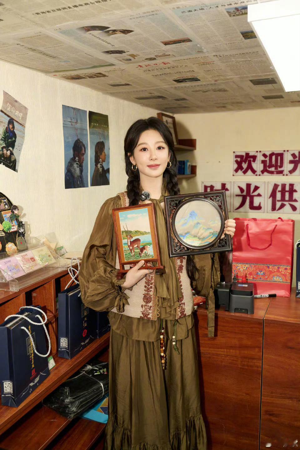 杨紫带徽墨回青海谁被这个联动戳到了！带着李祯的徽墨踏上前往青海的路，重回巡山队。