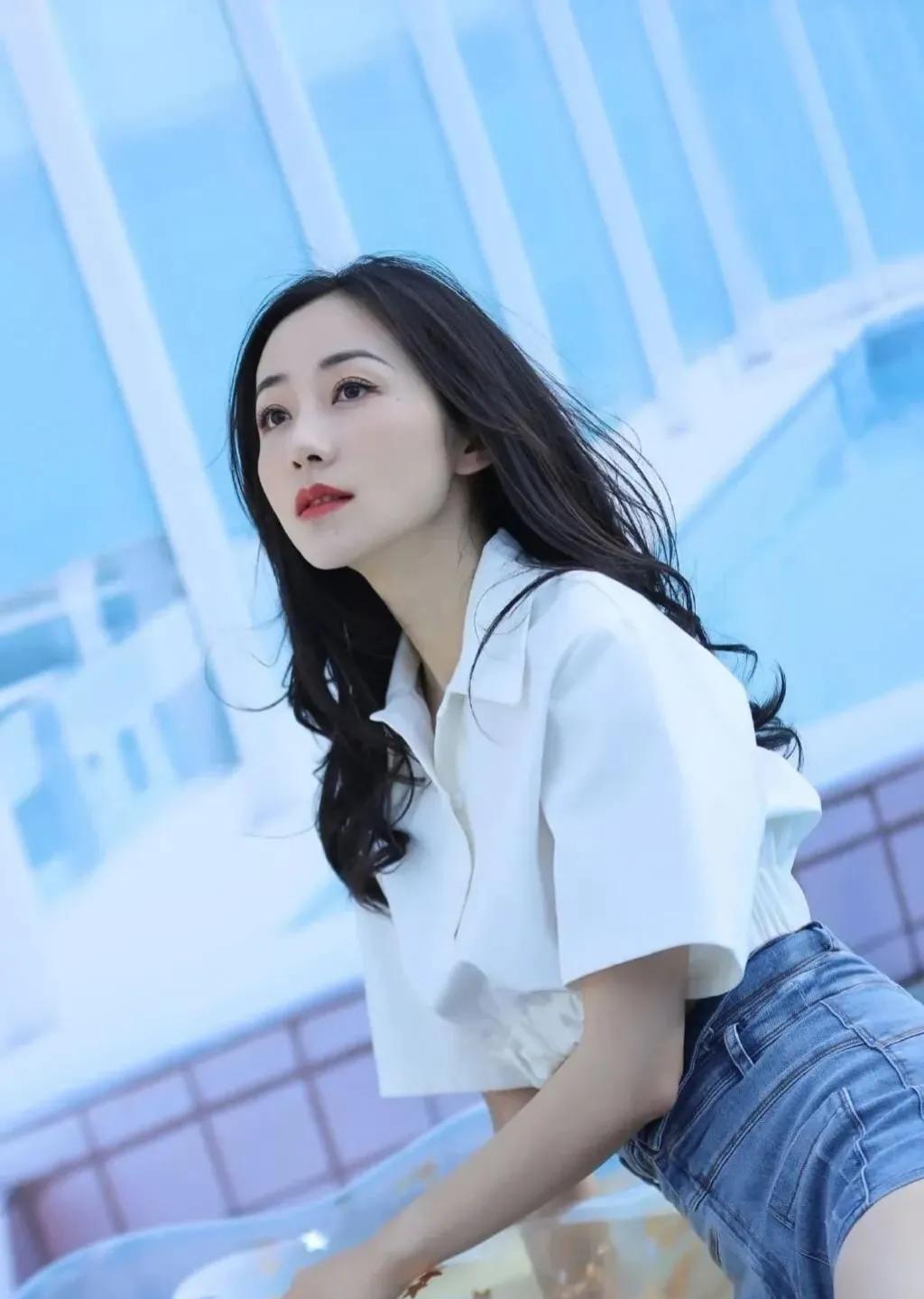 韩雪是一位备受瞩目的演员，自出道以来，她凭借出色的演技和颜值，吸引了无数观众。在