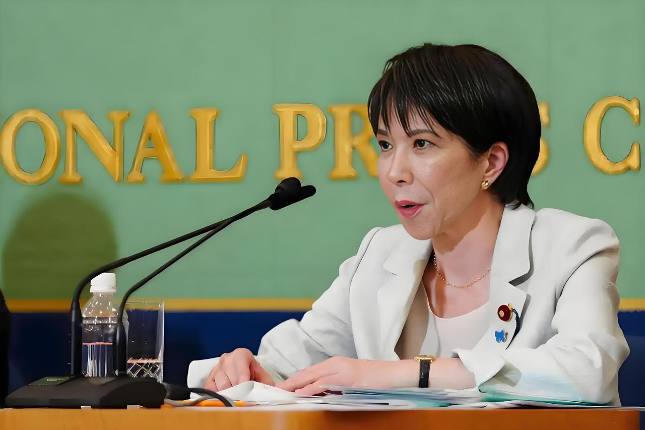 高市早苗这日本首位女首相的位置恐怕坐不稳，很可能成最短命首相。她才上任俩月，下台