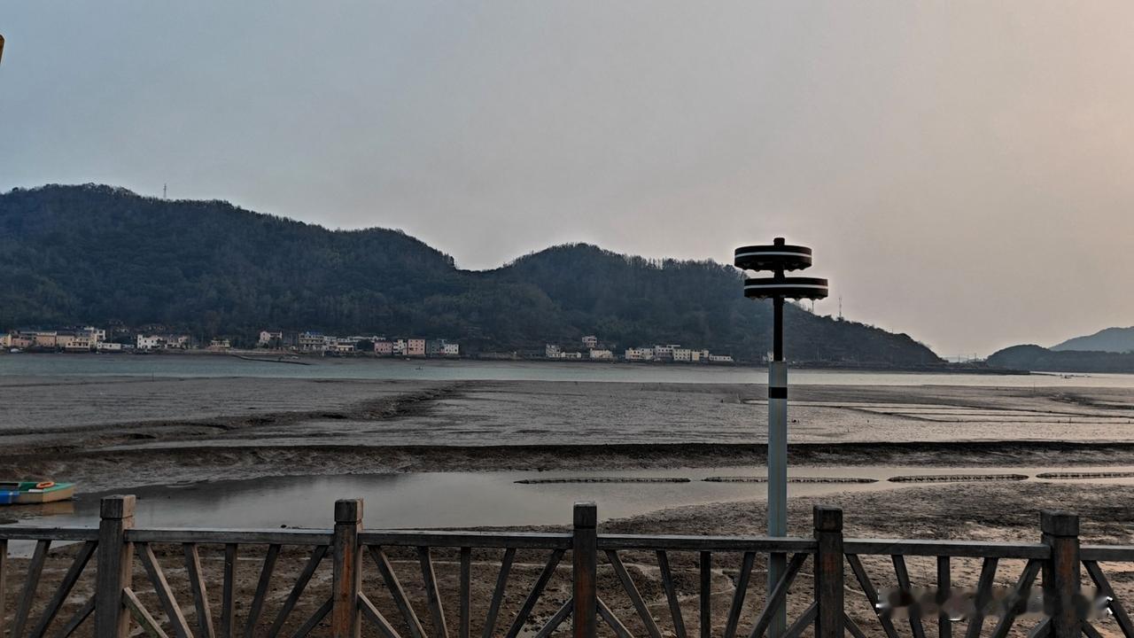 来吧？
这个地方风太大了
想下去玩吧
又怕
水涨的老快了
想去旁边玩都不行
小朋