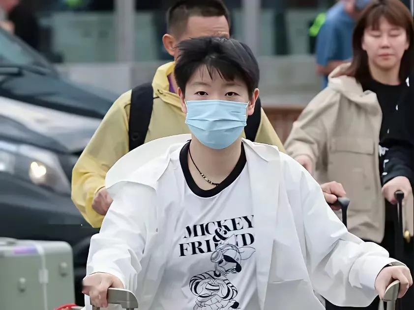 风尘仆仆一身影
后面跟着小同同
健身教练是翔哥
太阳升起他护行

她是人间小太阳