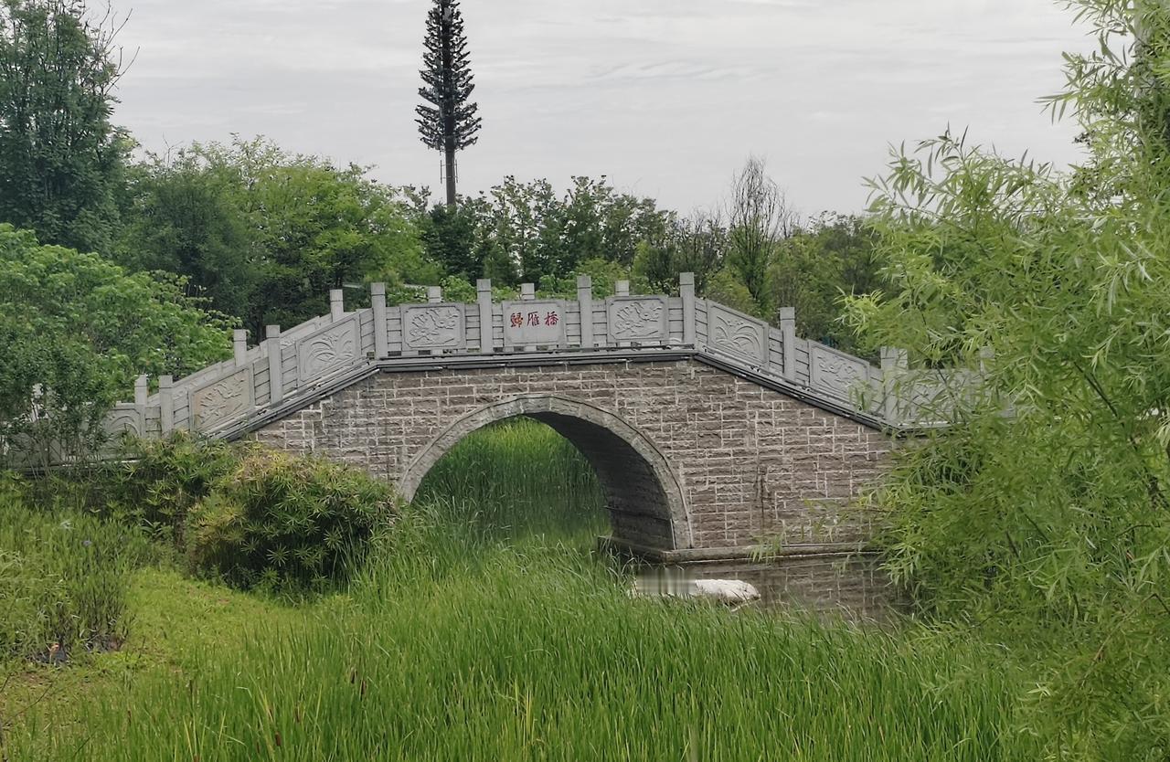 旅游途中安全第一！出行准备要做好，选有资质旅行社，规划好线路和时间，关注各部门出