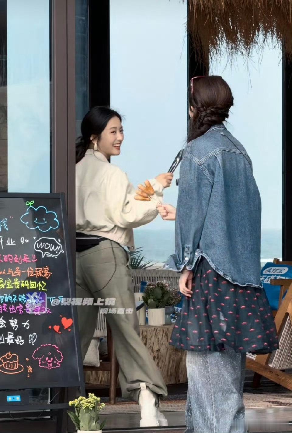 白鹿王鹤棣发烤肠亲爱的客栈2026白鹿王鹤棣在客栈的暖心时刻，发烤肠给粉丝，互动