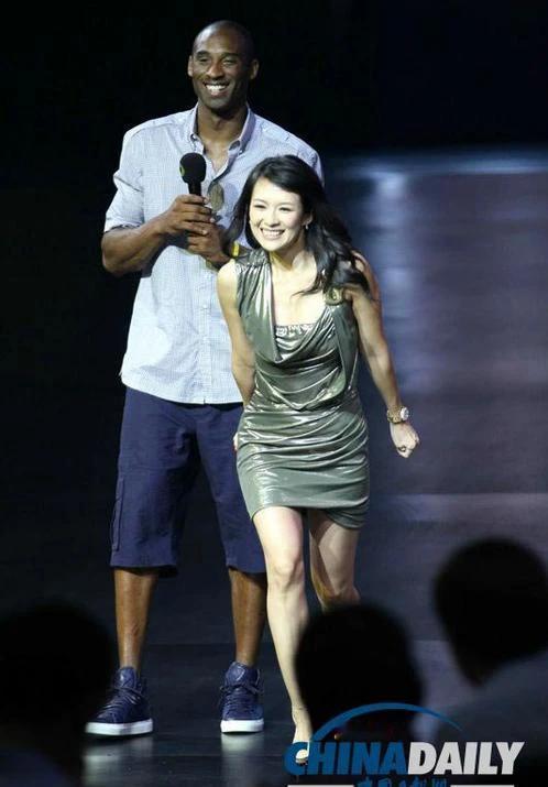 科比当年魅力有多大，国际影后在他面前也是秒变“小女人”，感觉“国际章”的气势瞬间