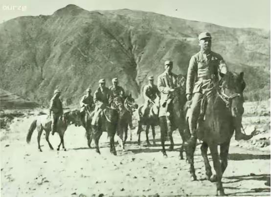 1934年，红25军长征时，军政治部决定将7个女护士留下来，每人发8块银元，她们