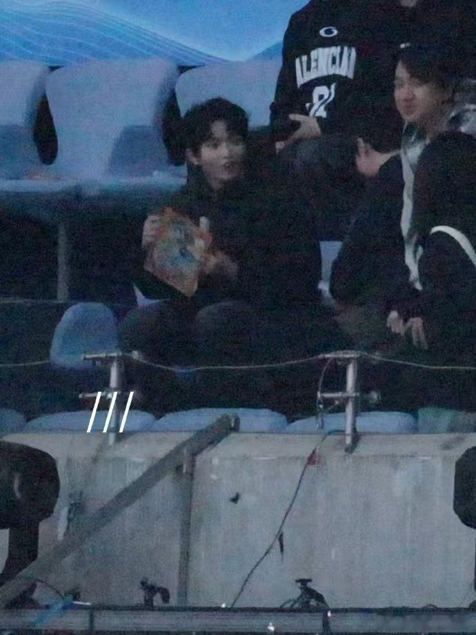 穆祉丞去看张杰演唱会了 穆祉丞奔赴张杰演唱会，还与快乐家族同席而坐，恩仔可爱得如