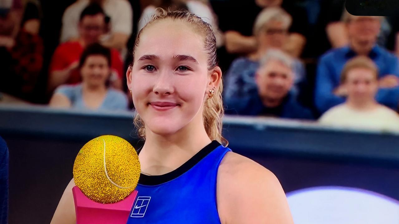 北京时间4月12日晚，WTA500林茨站女单决赛落下帷幕。头号种子、俄罗斯天才少