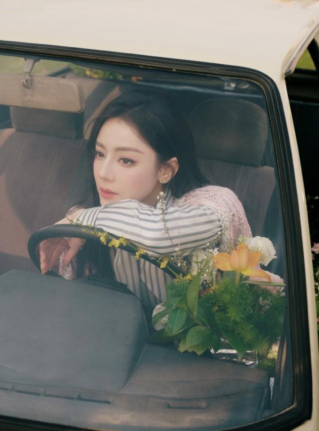 迪丽热巴滞留迪拜！
迪丽热巴虽然昨天发的出发图，但是前几天就已经出发了，买了阿联