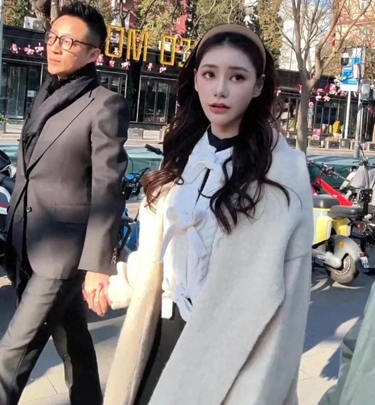 汪小菲又飞回来陪老婆马筱梅了。
汪小菲现在真就是一个大忙人了，工作之余要想着湾湾