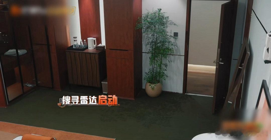 陈哲远满眼都是对积分的渴望密室大逃脱整个人的心思全放在积分上面，一听到二楼有可用